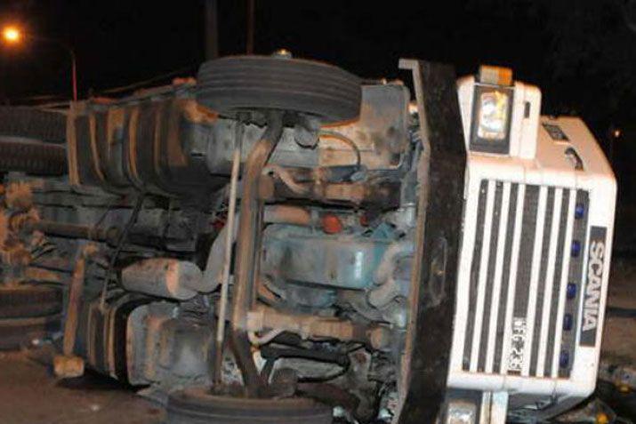 Espectacular vuelco de un camioacuten sobre ruta 34