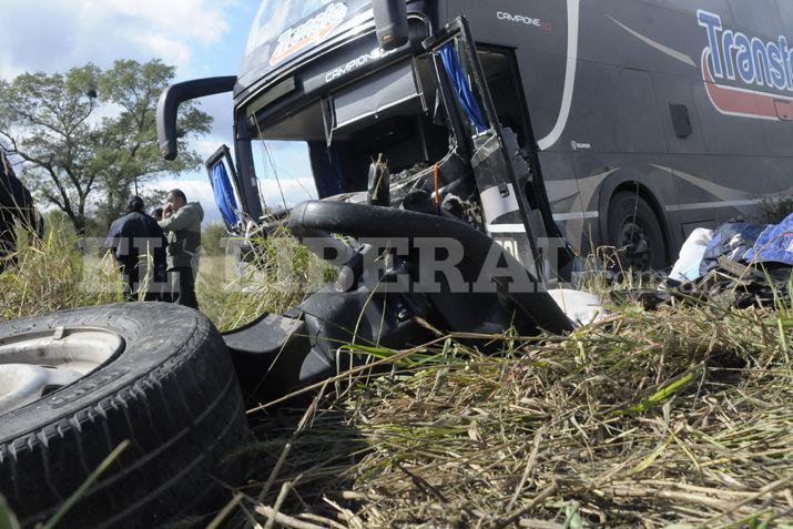 Seis víctimas fatales tras choque frontal entre un micro y un automóvil 
