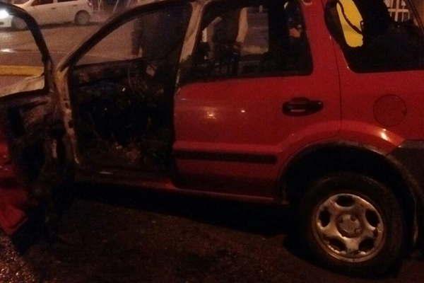 Camioneta se incendioacute mientras circulaba por La Banda 