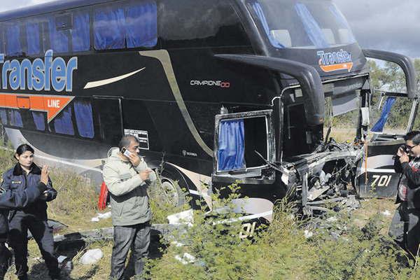 Seis muertos en choque frontal de micro y auto con una familia que iba a fiesta chica de Mailiacuten