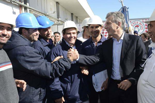 Macri visita hoy una aviacutecola y anunciariacutea veto a ley antidespidos 