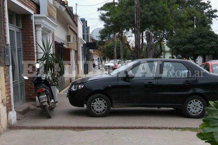 Vecinos ldquotaponanrdquo las veredas con sus vehiacuteculos