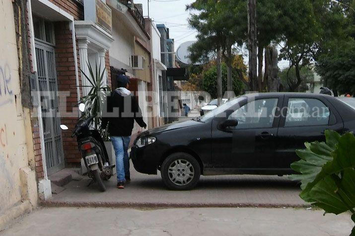 Vecinos ldquotaponanrdquo las veredas con sus vehiacuteculos