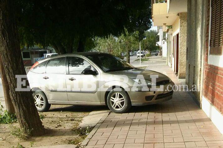 Vecinos ldquotaponanrdquo las veredas con sus vehiacuteculos