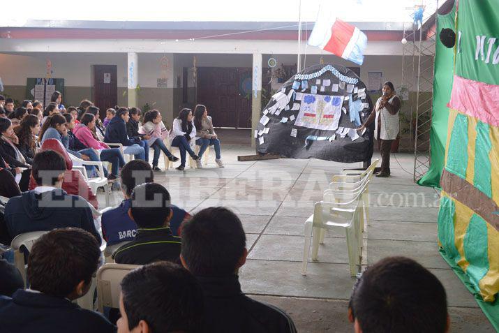 Jornada reflexiva y acto por el diacutea la patria en el San Antonio