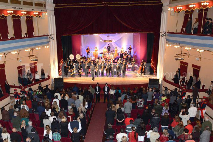 El teatro se vistioacute de gala para celebrar la Revolucioacuten de Mayo