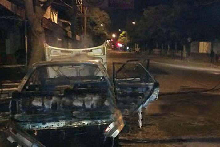 Un auto abandonado se incendioacute por completo