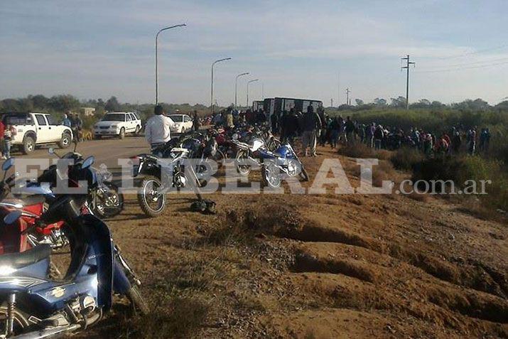 Camioacuten con vacas volcoacute y la gente faenoacute a los animales