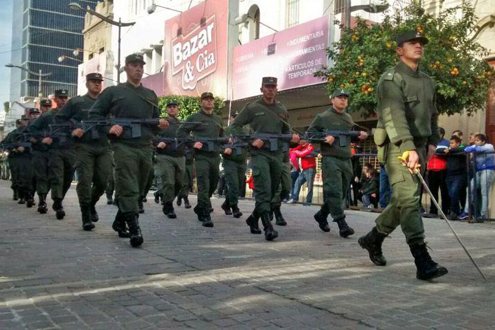 Emotivo desfile Ciacutevico Militar por el 25 de Mayo