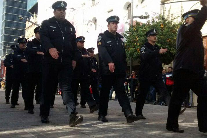 Emotivo desfile Ciacutevico Militar por el 25 de Mayo