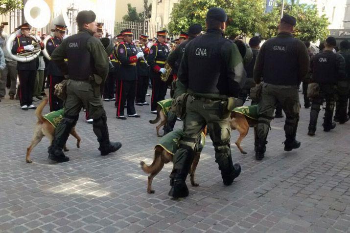 Emotivo desfile Ciacutevico Militar por el 25 de Mayo