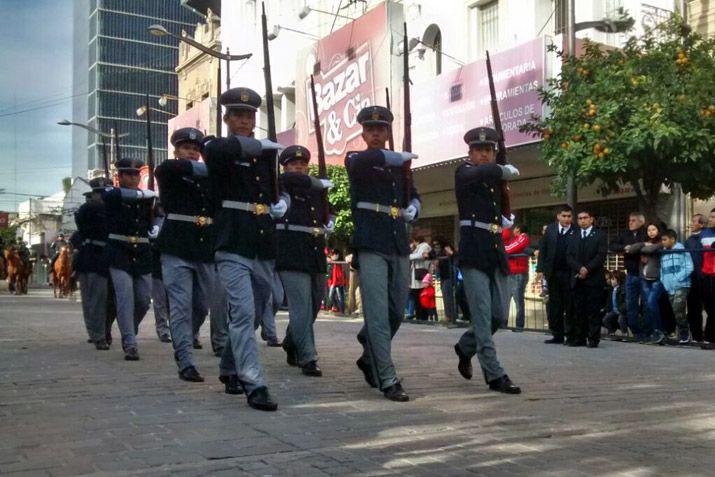 Emotivo desfile Ciacutevico Militar por el 25 de Mayo