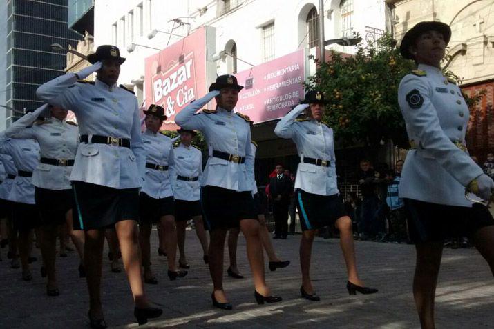 Emotivo desfile Ciacutevico Militar por el 25 de Mayo