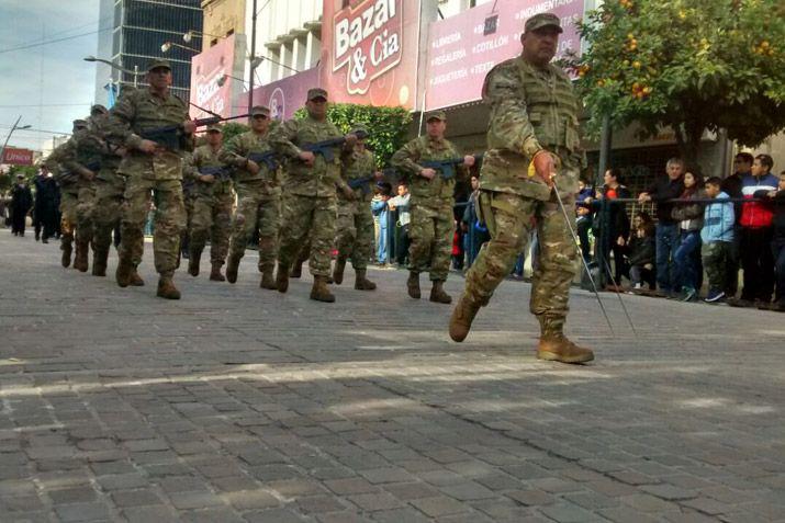 Emotivo desfile Ciacutevico Militar por el 25 de Mayo