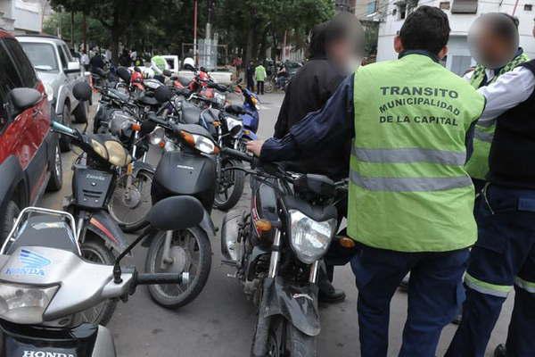 Multan y secuestran maacutes de 60 motos y autos y remises en la ciudad