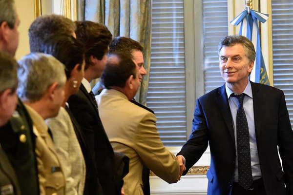 Macri anuncioacute aumento del 9-en-porciento- para Gendarmeriacutea y Prefectura