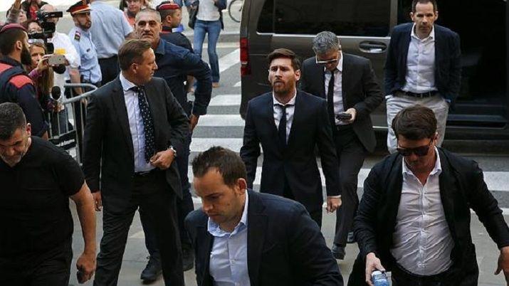 Video- los insultos a Messi al llegar al juzgado de Barcelona