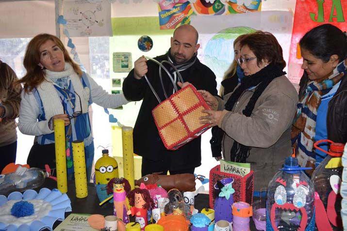 La Plaza Belgrano fue escenario de un masivo encuentro por el Diacutea del Medio Ambiente