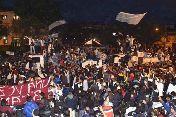 Interminable caravana de hinchas del Ferroviario