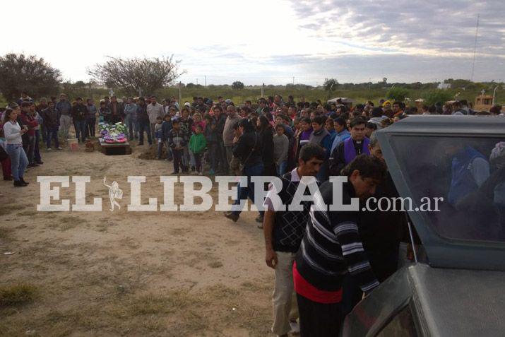  Todo el pueblo de Quimilí acompañó en el sepelio de Marito Agustín