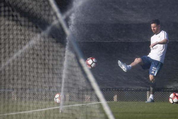 Messi no seriacutea titular en el debut 