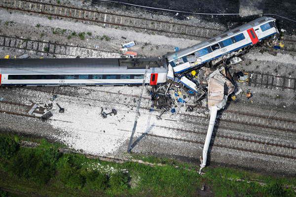 Un choque de trenes dejoacute tres muertos y  una decena de heridos