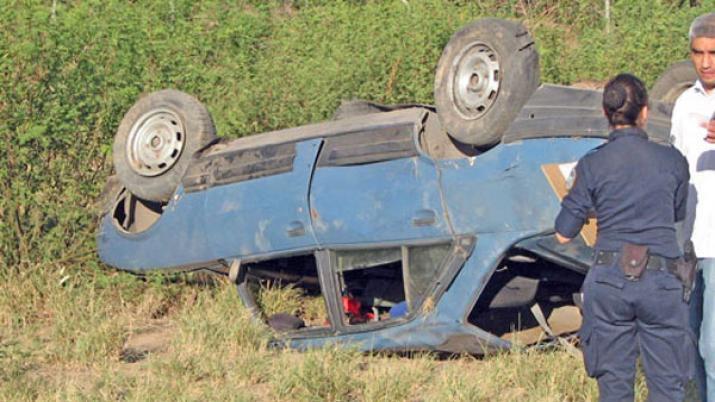 Espectacular vuelco de un auto sobre ruta 9