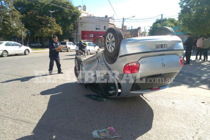 Dos heridos tras choque y vuelco en pleno centro