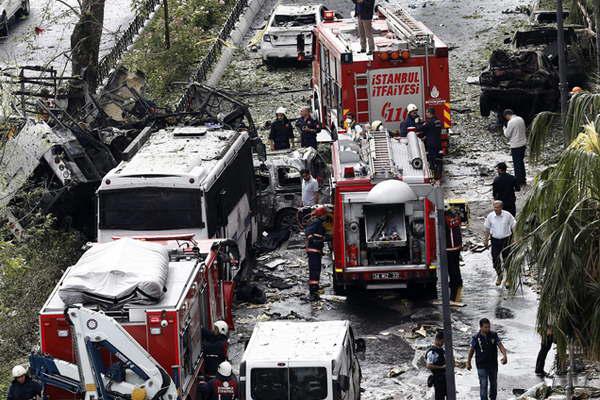 Al menos 11 muertos en Estambul en un atentado contra vehiacuteculo policial