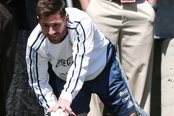 Lionel Messi quedoacute detraacutes de  Ronaldo como deportista mejor pago 