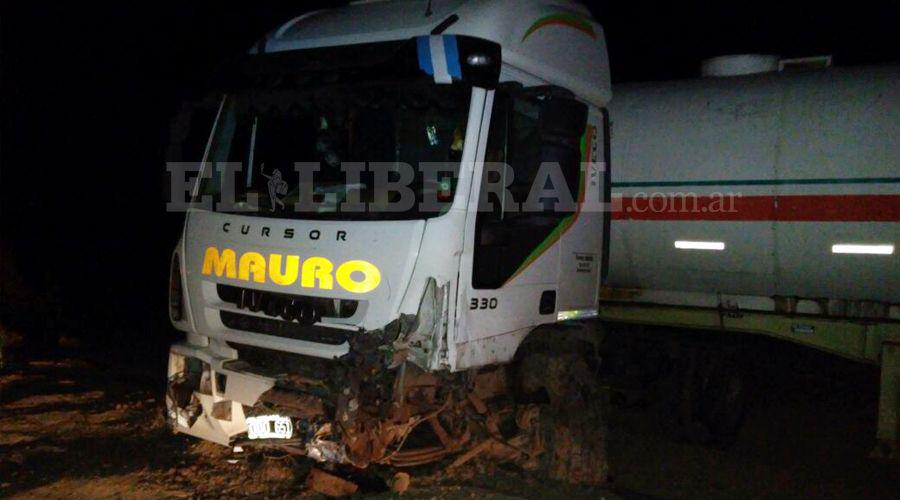 Cuatro muertos al chocar un camioacuten y un auto