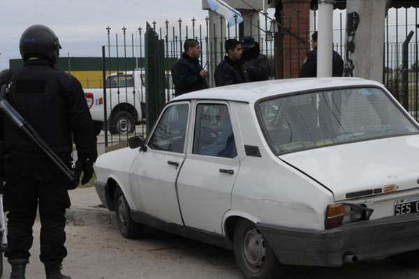 Un hombre se descompensoacute cuando manejaba su auto y murioacute en la calle