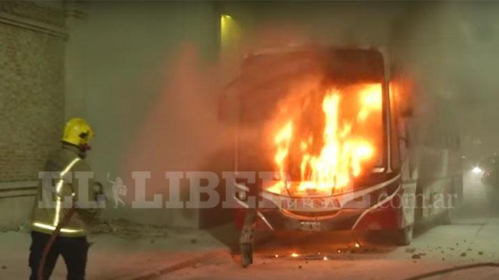 Bomberos combatieron el incendio de un colectivo