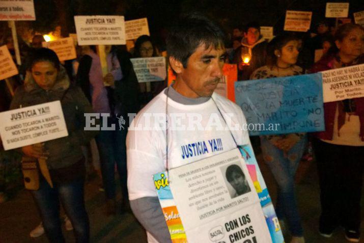 Familiares y vecinos marchan por quinta vez por Marito Agustiacuten