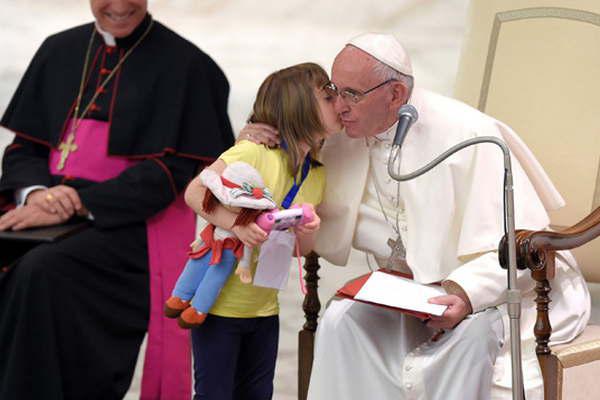 El papa Francisco recordoacute que la Iglesia tiene que acoger a todo el mundo