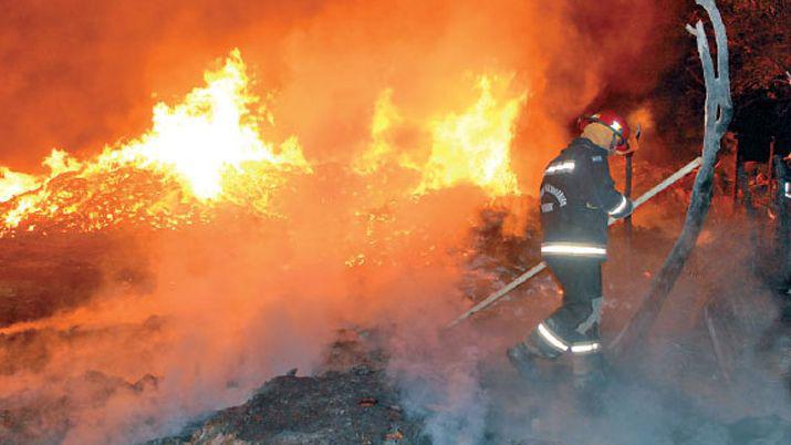 Bomberos trabajan para sofocar un incendio de pastizales