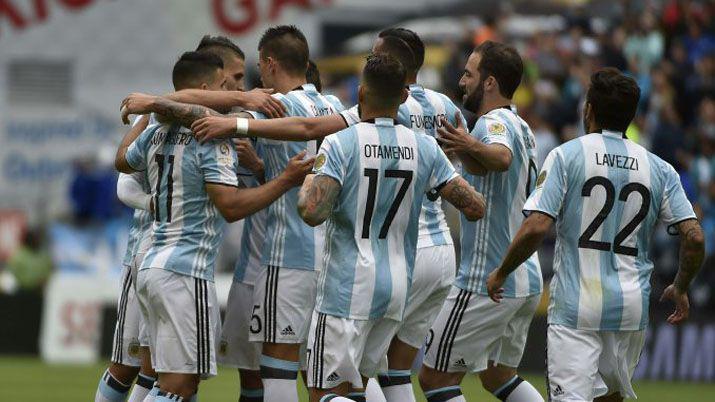 Argentina goleoacute 3 a 0 a Bolivia y se aseguroacute el primer puesto