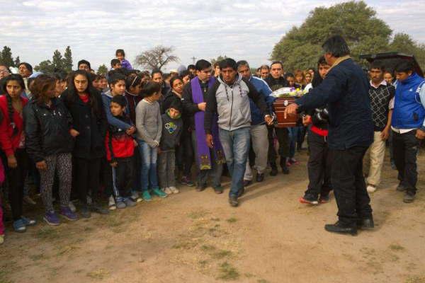 Tres amiguitos vieron a Marito con dos extrantildeos junto a la represa