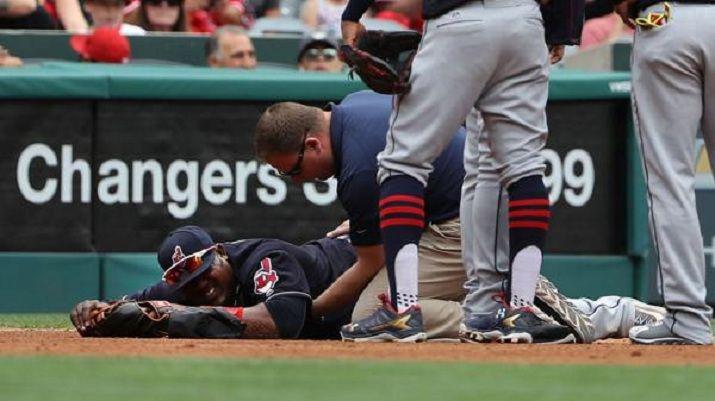 Video- Tremendo golpe bajo en un partido de beacuteisbol