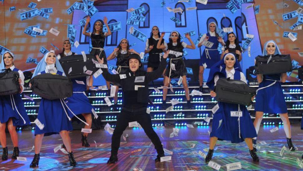 Joseacute Loacutepez con bolsos y fajos en mano presentoacute su musical en Showmatch