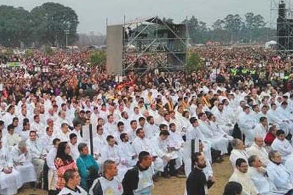 Una multitud participoacute de la emotiva ceremonia inaugural del XI Congreso Eucariacutestico Nacional