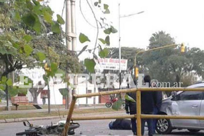 Violento choque entre una camioneta y una moto