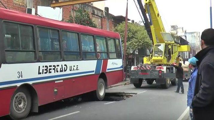 Manejaba un colectivo y se le abrió el pavimento