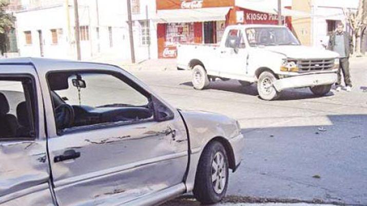 Fuerte choque entre auto y camioneta deja solo dantildeos materiales