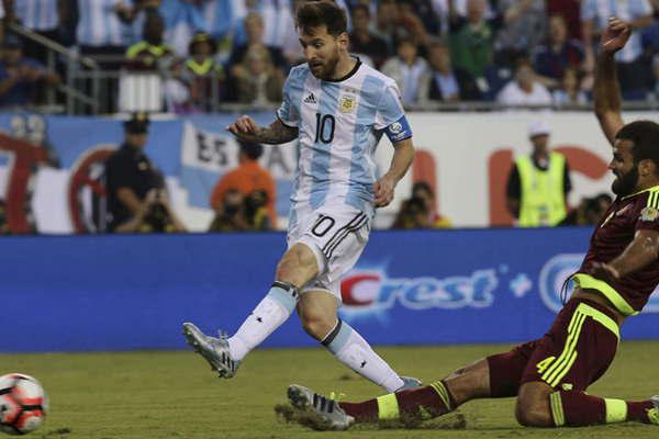 La Argentina fue una lluvia de goles y Messi igualoacute el reacutecord de Batistuta