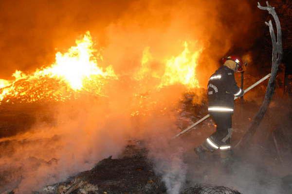 Investigan supuesto incendio intencional