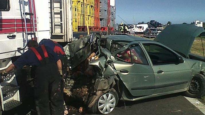 El auto recibió el impacto en la parte de atrs