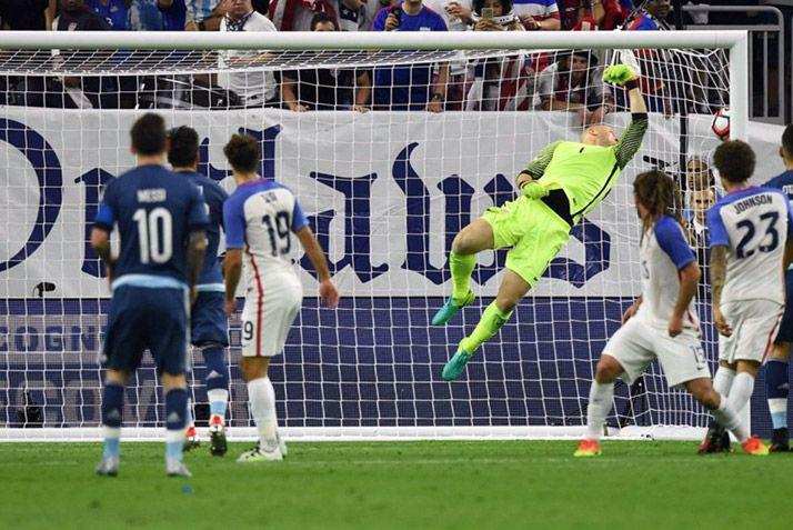 Con un Lionel Messi otra vez reacutecord la Argentina goleoacute 4 a 0 y es finalista