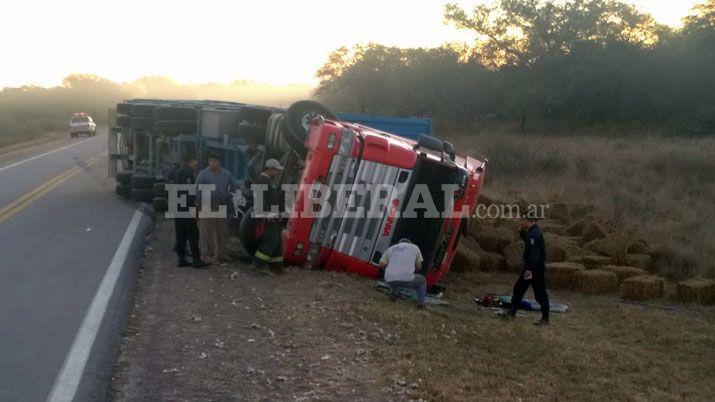 Un camioacuten cargado con fardos de alfalfa volcoacute en Ruta 89