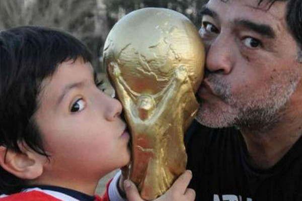 Diego Maradona posoacute con su nieto en homenaje a la mano de Dios 